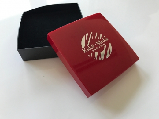 Collana doppia per piedini di bambino con 2 incisioni e mese in cristallo MARZO