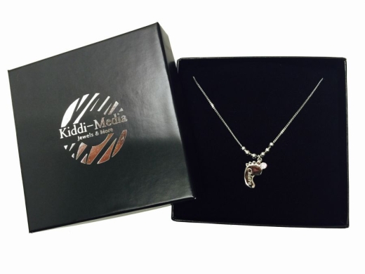 Collana per piedini di bambino con incisione e mese in cristallo GIUGNO