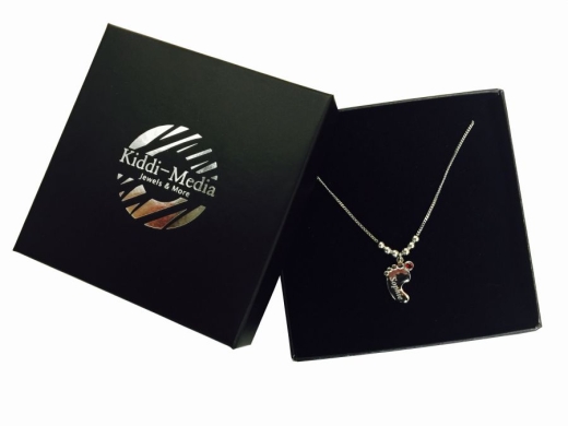 Collana per piedini di bambino con incisione e mese in cristallo LUGLIO