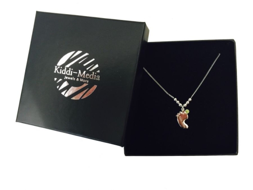 Collana per piedini di bambino con incisione e mese in cristallo AGOSTO