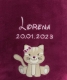 Copertina morbida per neonati color bacca con ricami bianchi. In alto il nome "Lorena" in caratteri eleganti, sotto la data di nascita "20.01.2023". In basso, gattino beige con fiocco rosa sull’orecchio, con baffi e zampe.