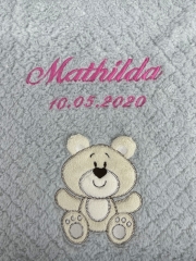 Coperta per neonati - ricamata con nome - grigio chiaro - BEAR (extra soffice)