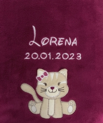 Copertina morbida per neonati color bacca con ricami bianchi. In alto il nome "Lorena" in caratteri eleganti, sotto la data di nascita "20.01.2023". In basso, gattino beige con fiocco rosa sull’orecchio, con baffi e zampe.