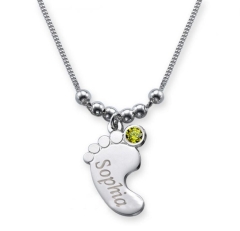 Collana per piedini di bambino con incisione e mese in cristallo AGOSTO